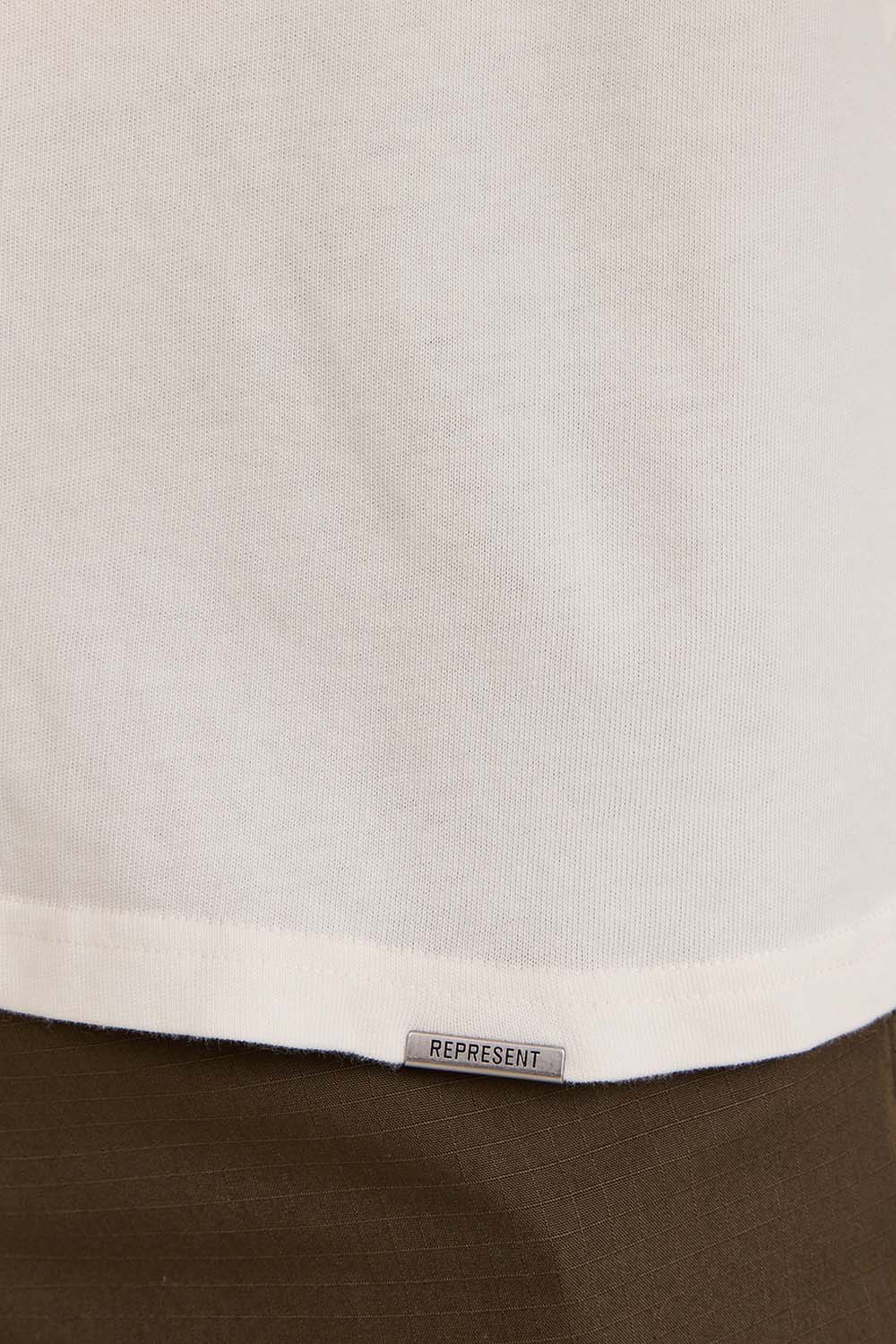 תמונת תקריב דוגמן של חולצת טי