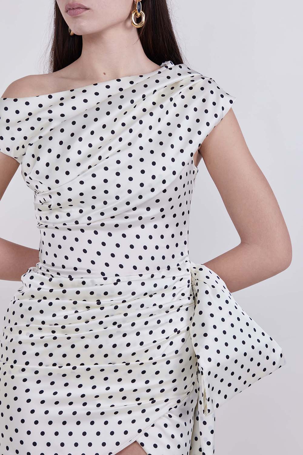 תמונת תקריב דוגמן של שמלת מיני נקודות