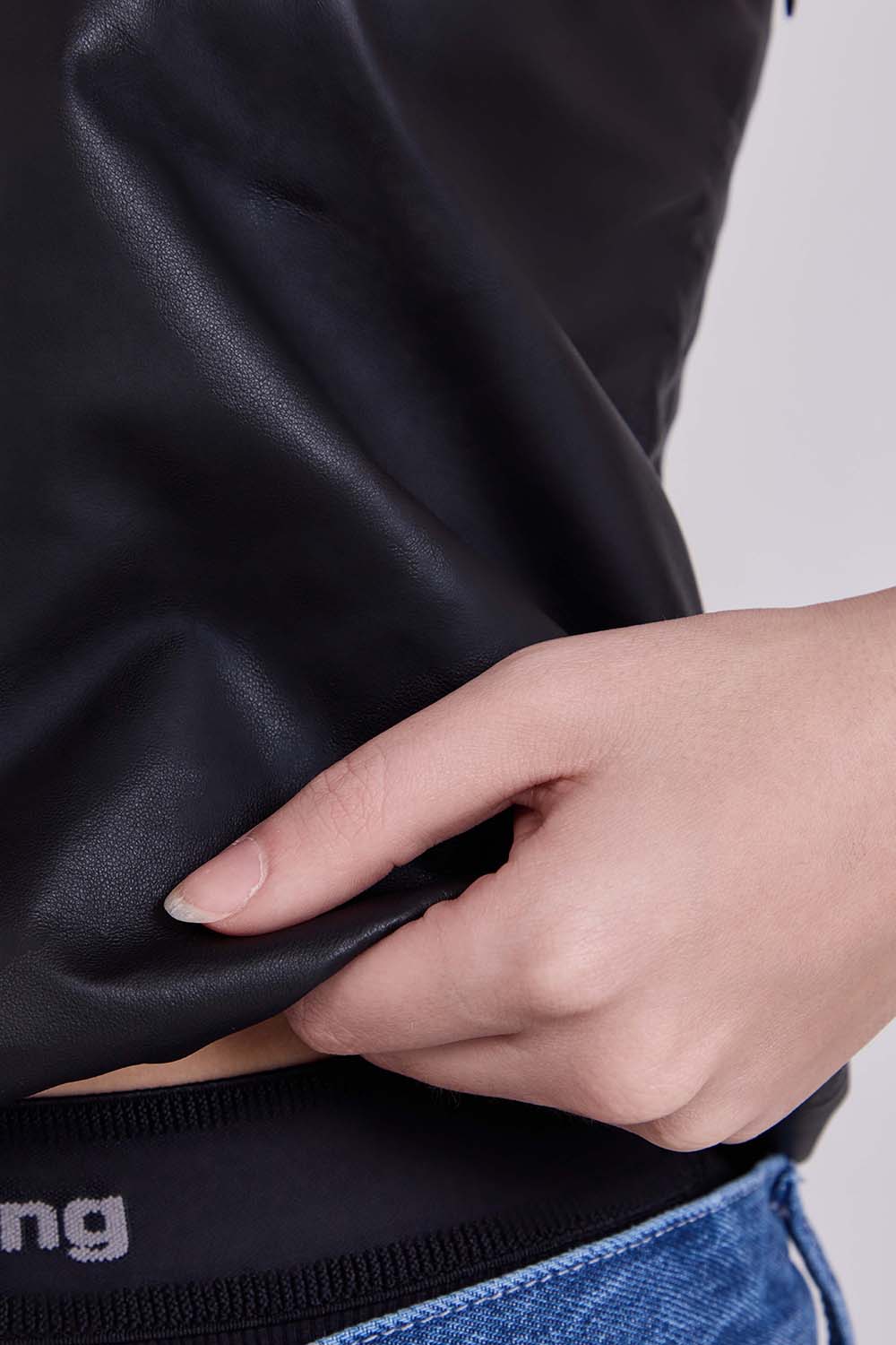 תמונת תקריב דוגמן של חולצת סטרפלס עור