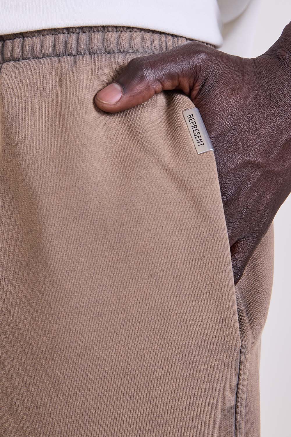 תמונת תקריב דוגמן של מכנסי ג'וגר קצרים