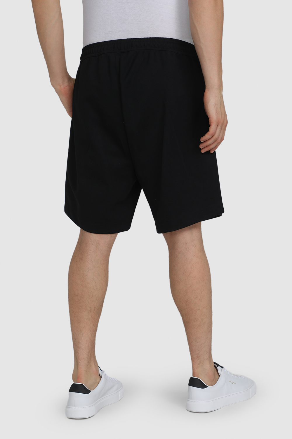 תמונת דוגמן אחורית של מכנסי ג'וגר קצרים