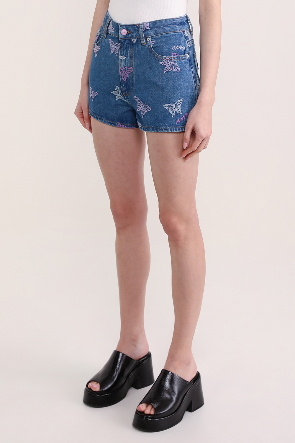 תמונת דוגמן קידמית של מכנסי ג'ינס בגזרה גבוהה עם רקמת פרפרים