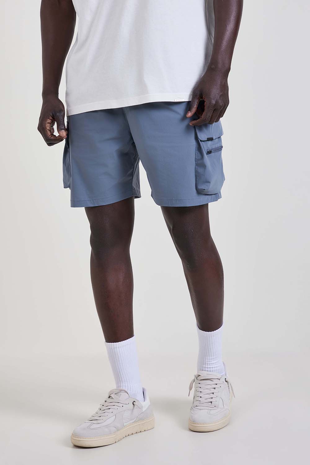 תמונת דוגמן קידמית של מכנסי ג'וגר קצרים