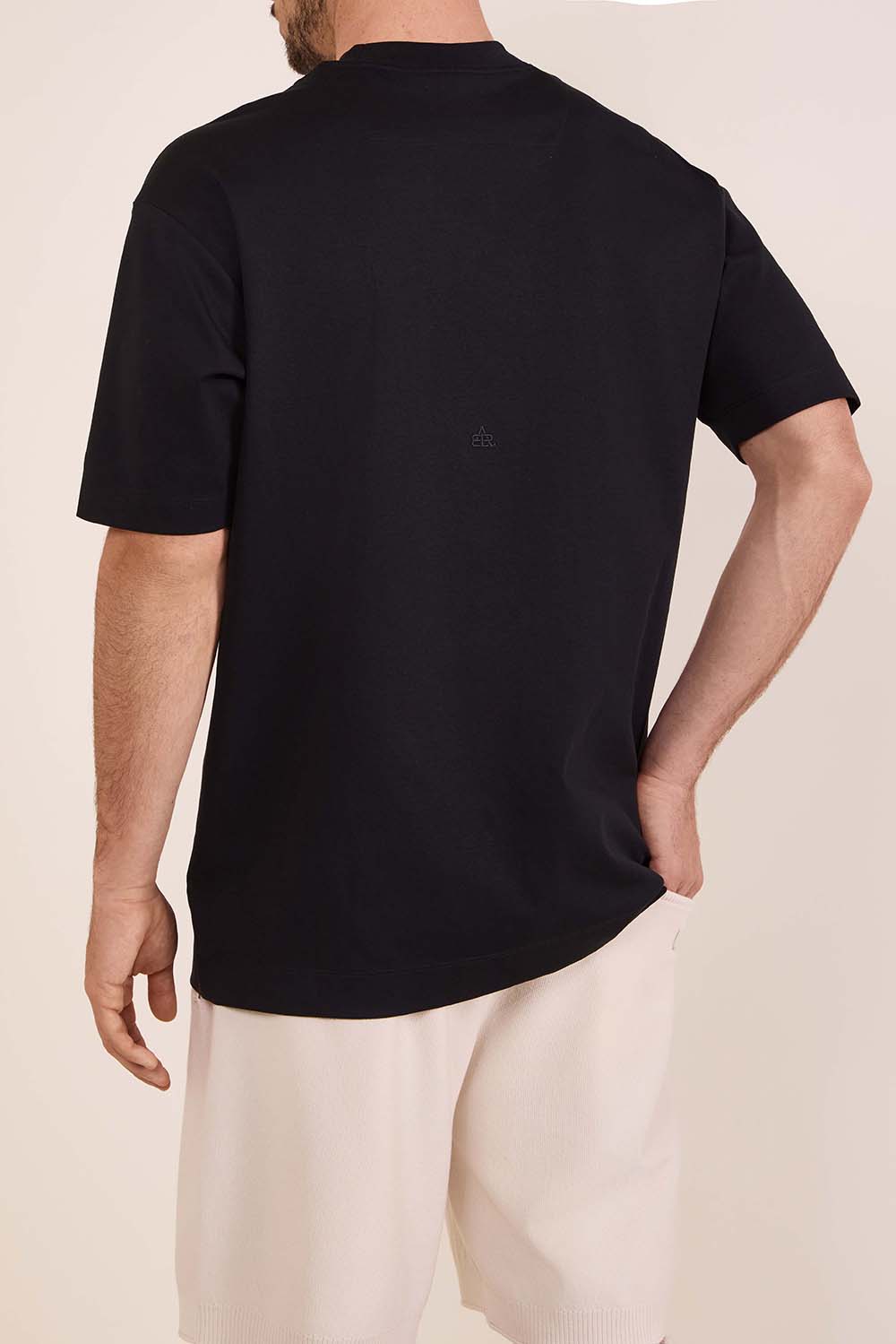 תמונת דוגמן אחורית של חולצת טי אוברסייז