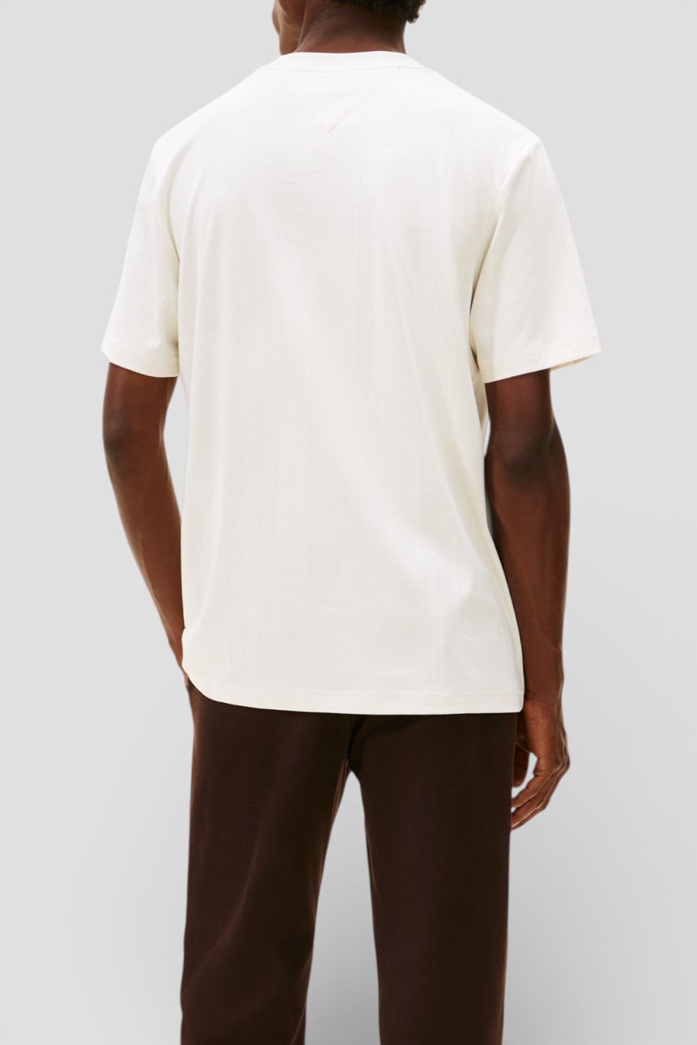 תמונת דוגמן אחורית של חולצת טי