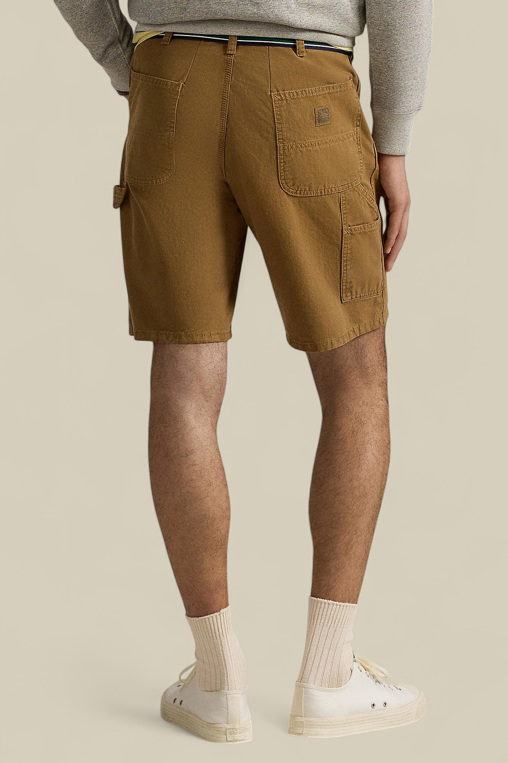 תמונת דוגמן אחורית של מכנסיים קצרים