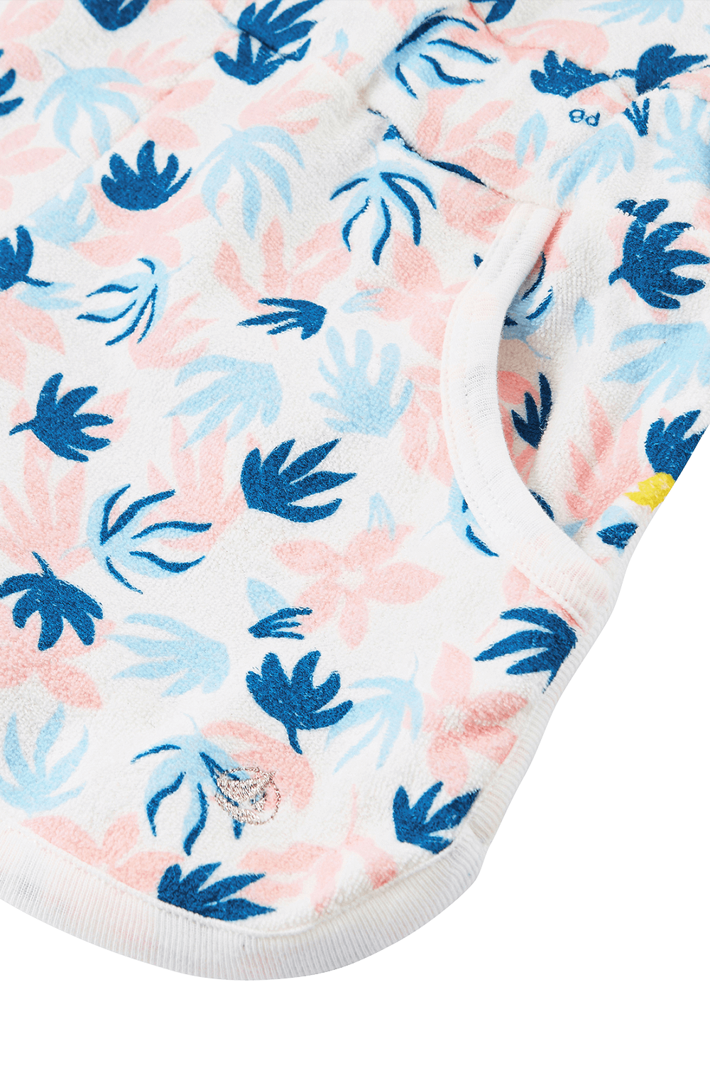 תמונת תקריב של גילאי 1-5 אוברול קצר בדוגמה פרחונית