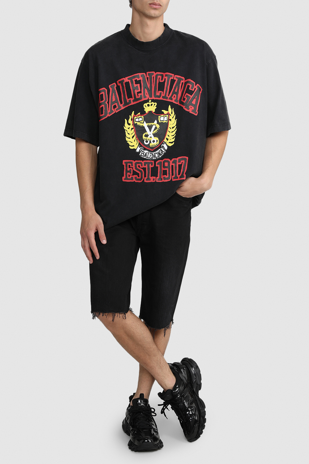 תמונת דוגמן קידמית של נעלי סניקרס טראק