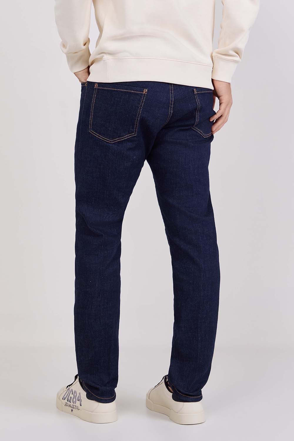 תמונת דוגמן אחורית של מכנסי ג'ינס בגזרת סלים