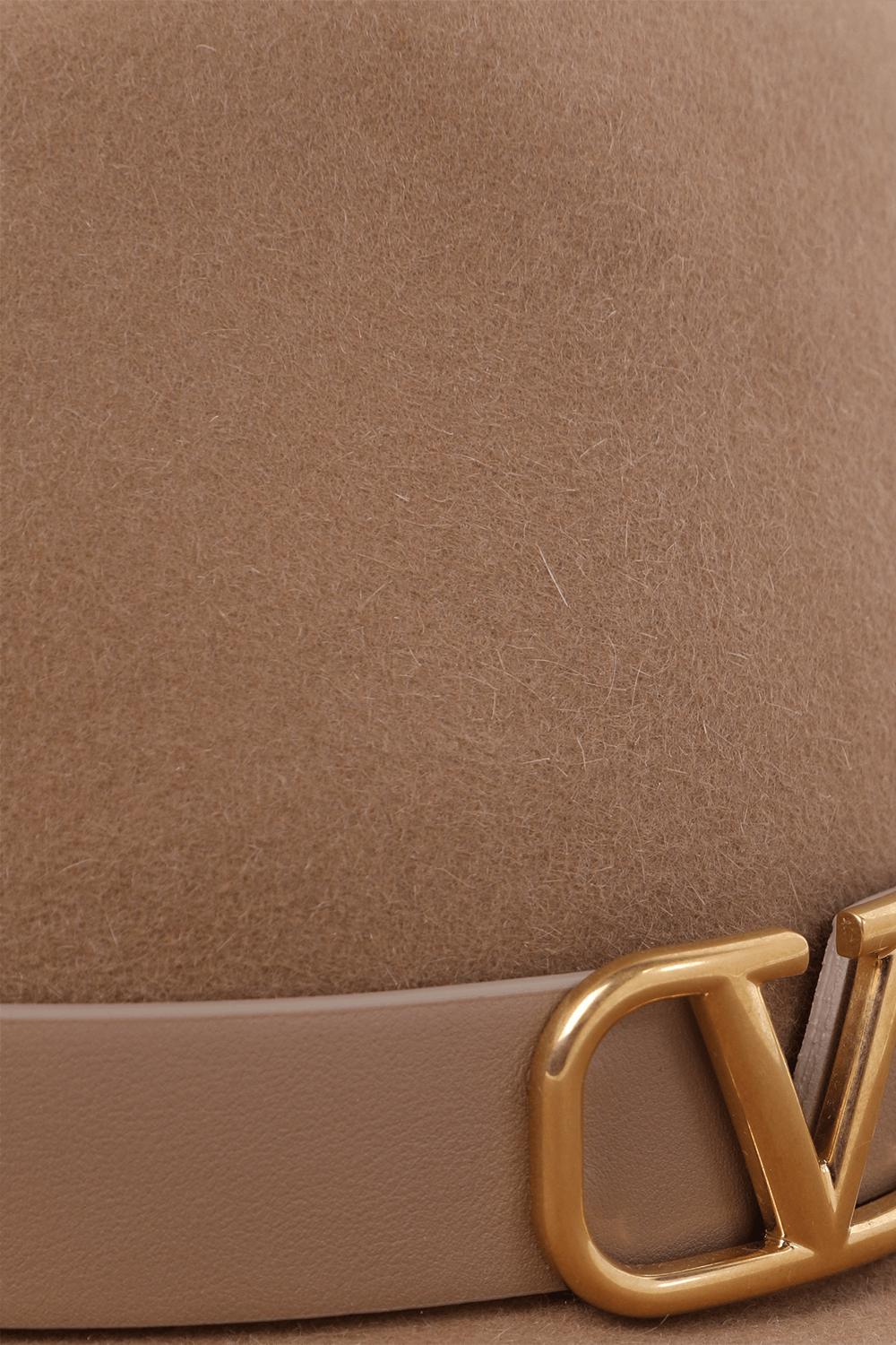 תמונת תקריב של כובע פדורה עם רצועת וי-לוגו