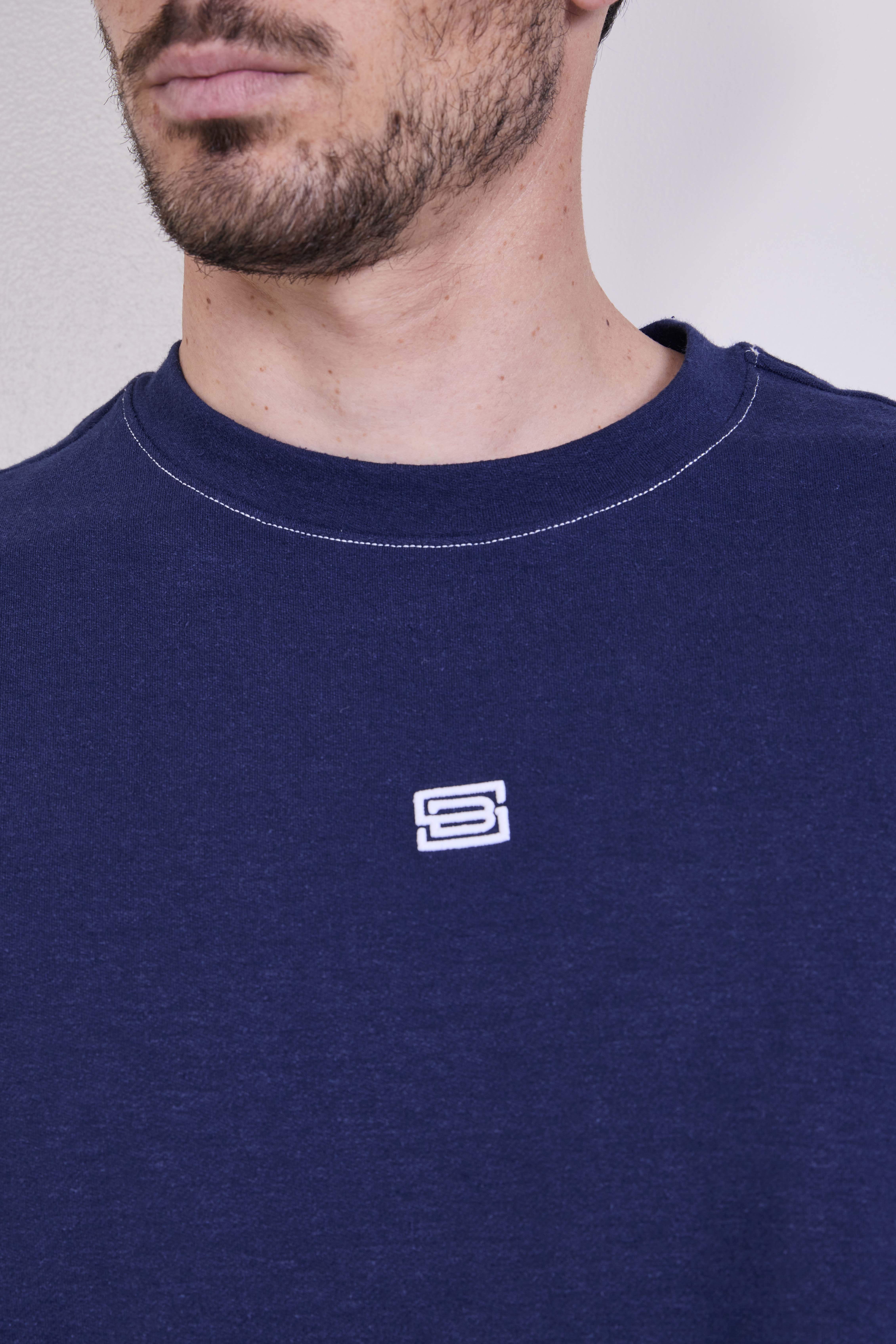 תמונת תקריב דוגמן של חולצת טי אוברסייז