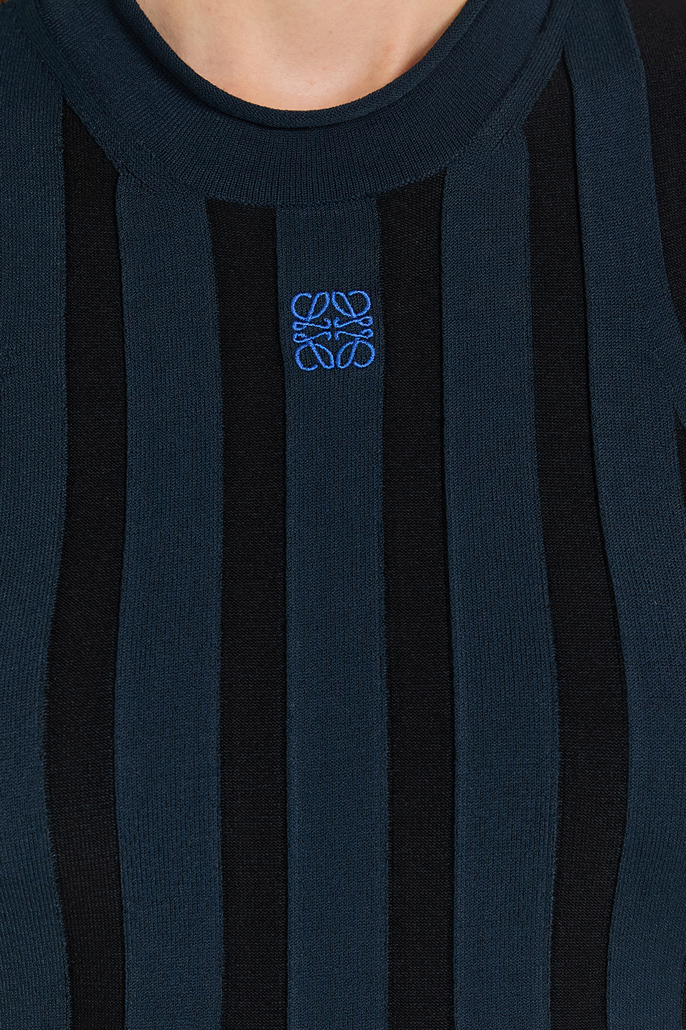 תמונת תקריב דוגמן של שמלת ריב