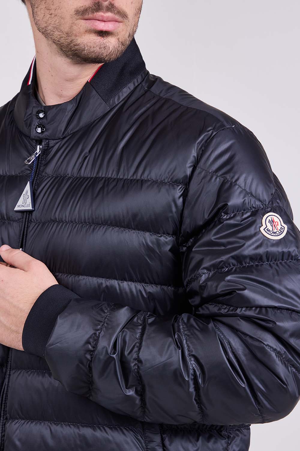 תמונת תקריב דוגמן של מעיל פוך