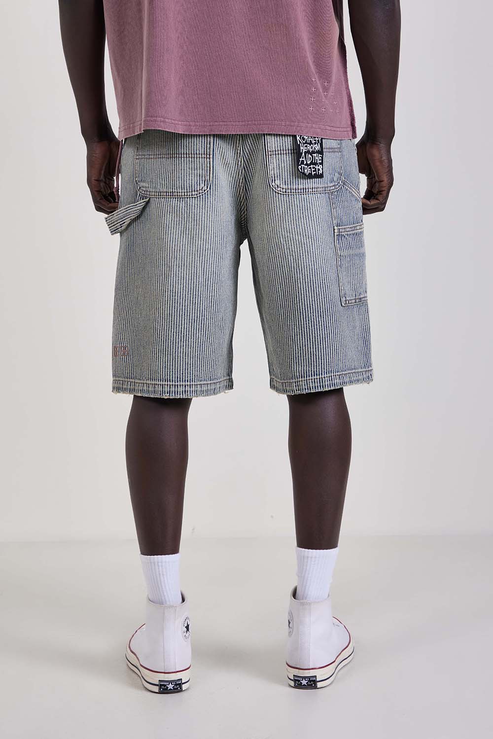 תמונת דוגמן אחורית של מכנסי ברמודה אוברסייז