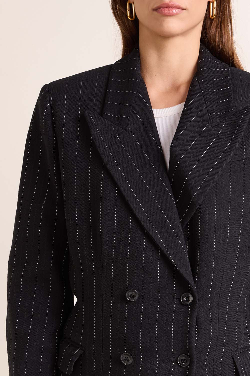 תמונת תקריב דוגמן של ז'קט מחוייט מיה