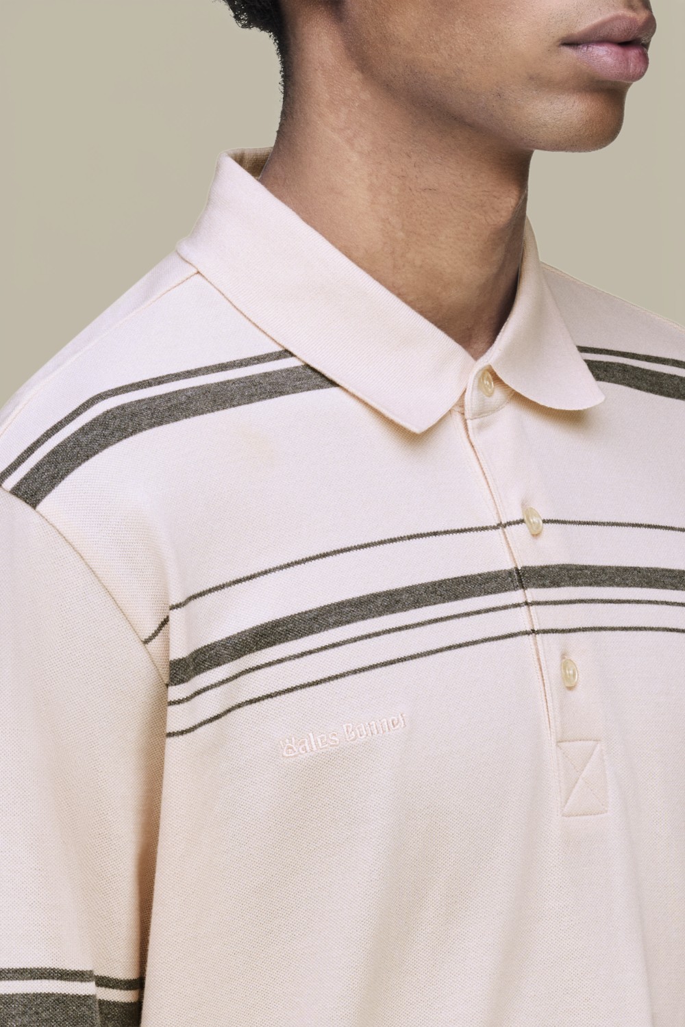 תמונת תקריב דוגמן של חולצת פולו