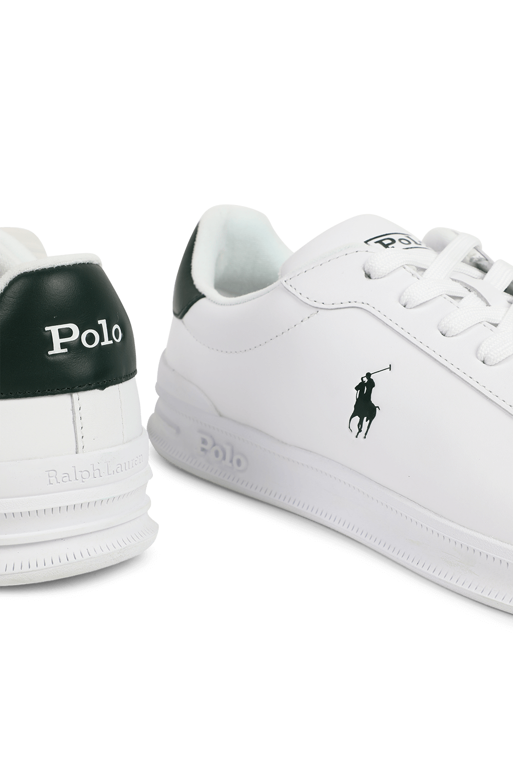 תמונת תקריב של נעלי סניקרס קלאסיות מעור