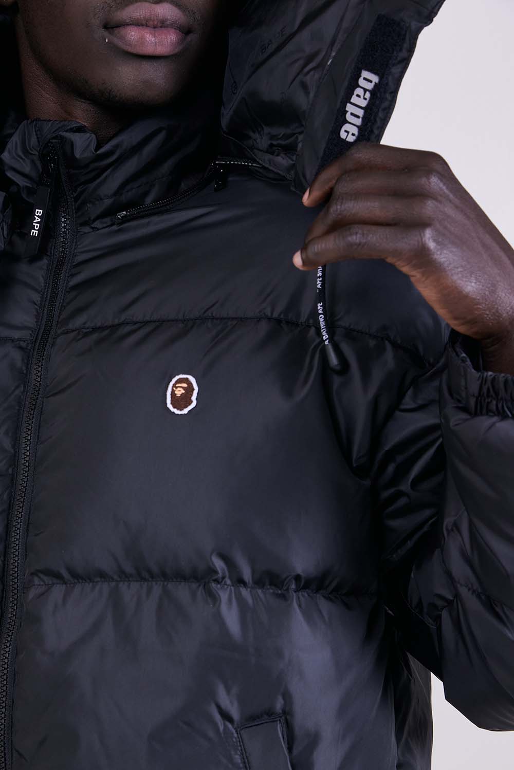 תמונת תקריב דוגמן של מעיל פוך