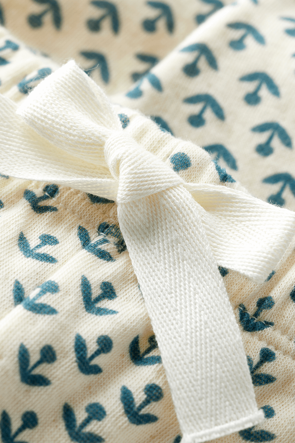 תמונה אחורית של גילאי 18-36 חודשים מכנסי ג'וג בגווני קרם וכחול עם הדפס