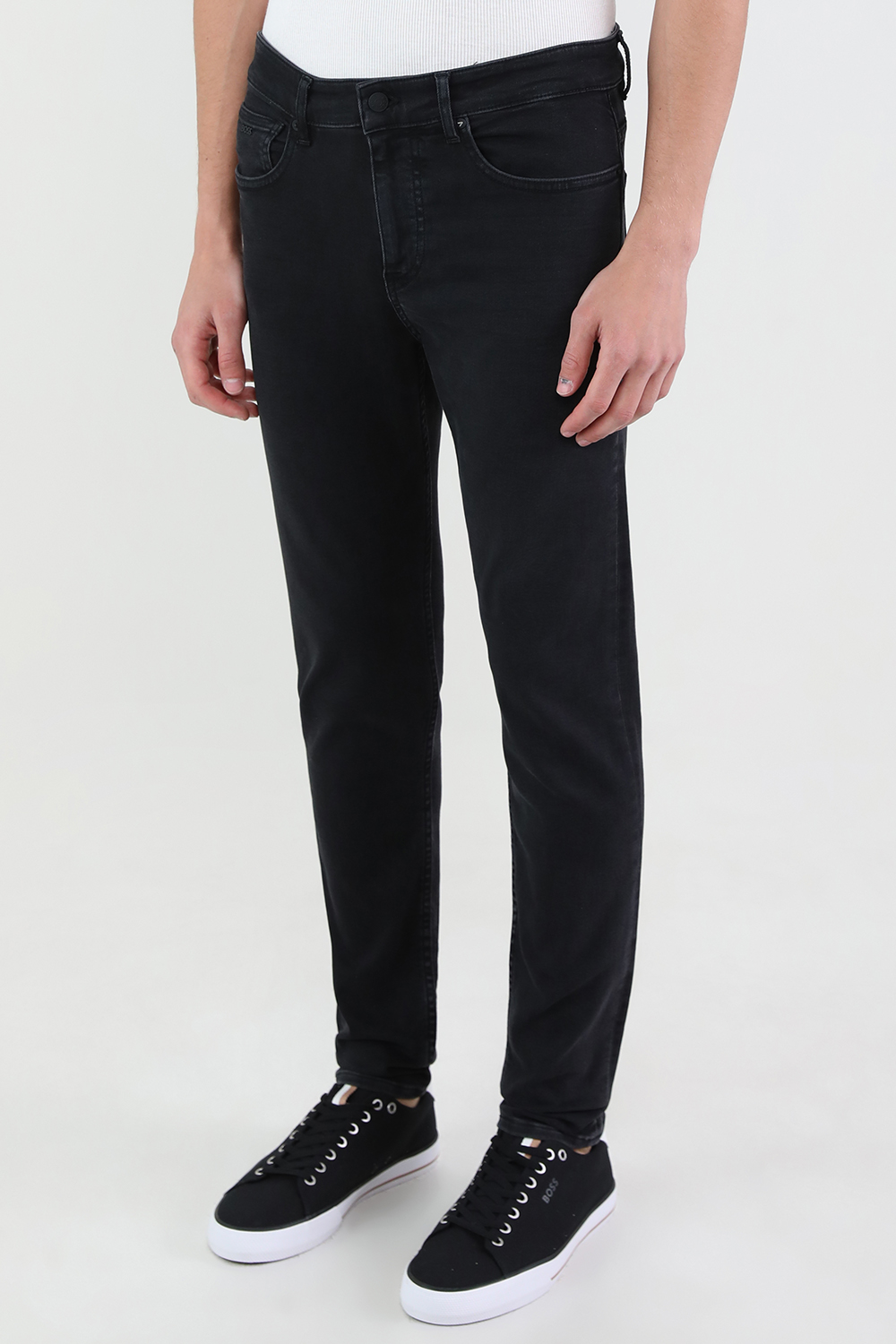 תמונת דוגמן קידמית של מכנסי סקיני ג'ינס