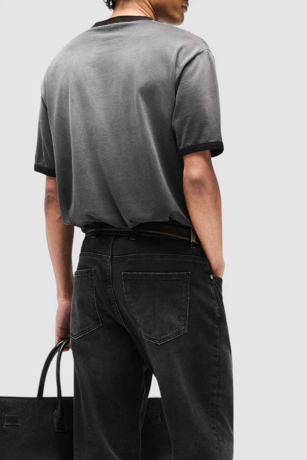 תמונת דוגמן אחורית של חולצת טי