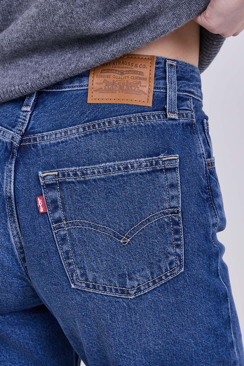 תמונת תקריב דוגמן של מכנסי ג'ינס איזי דד