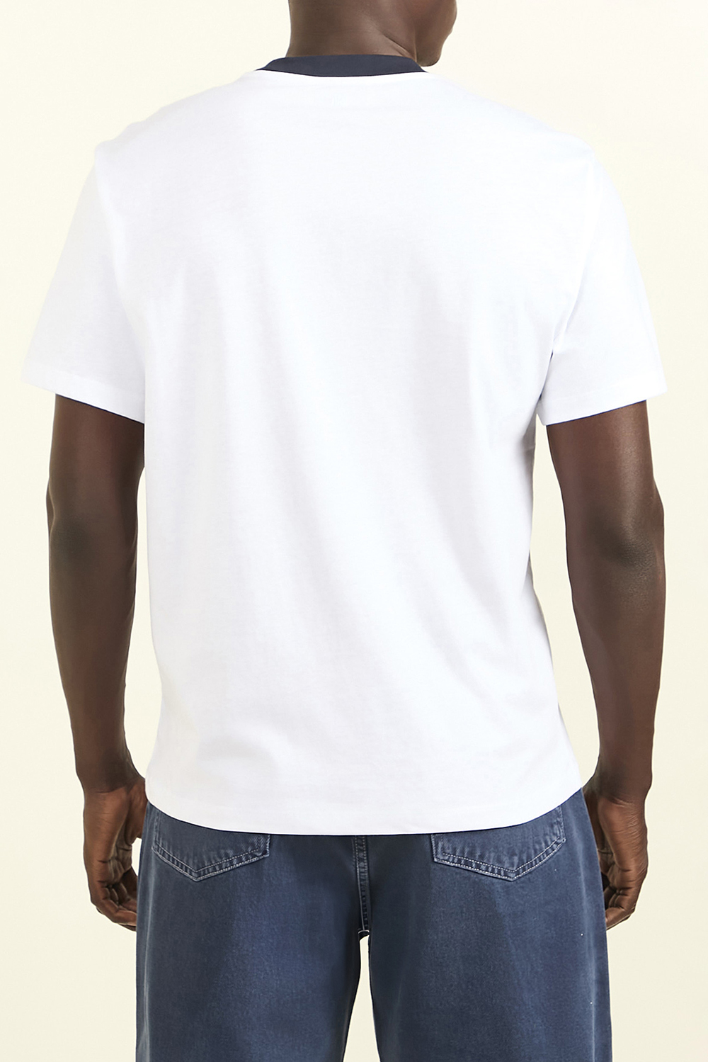 תמונת דוגמן אחורית של חולצת טי