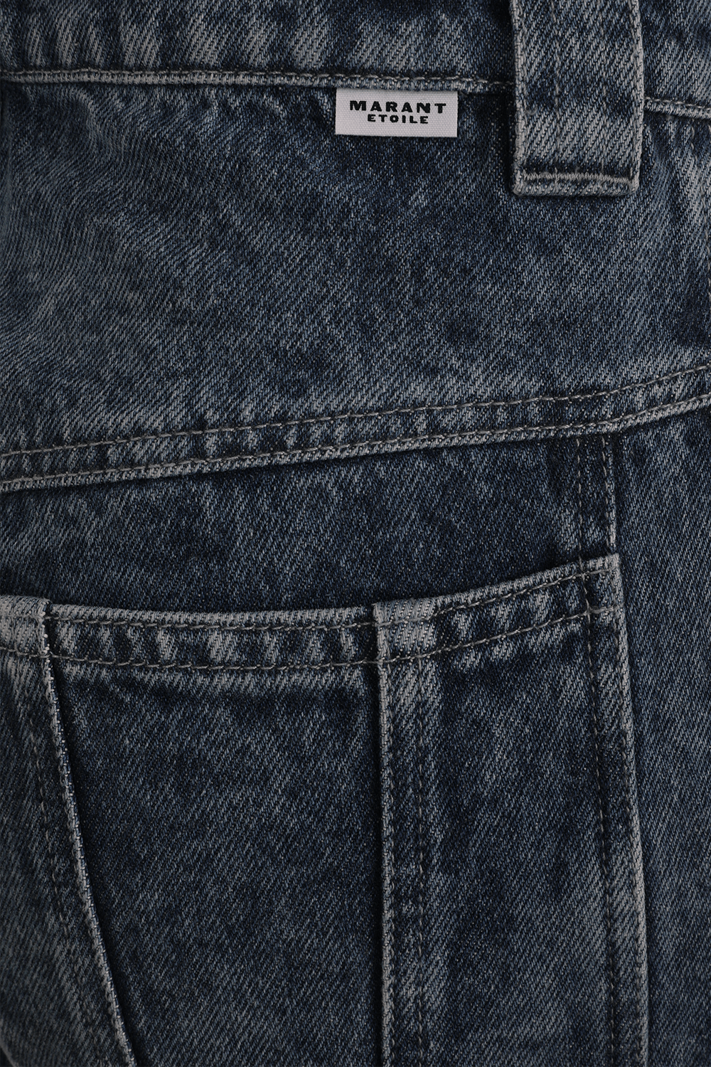 תמונה אחורית של מכנסי ג'ינס אוברסייז ויונאו