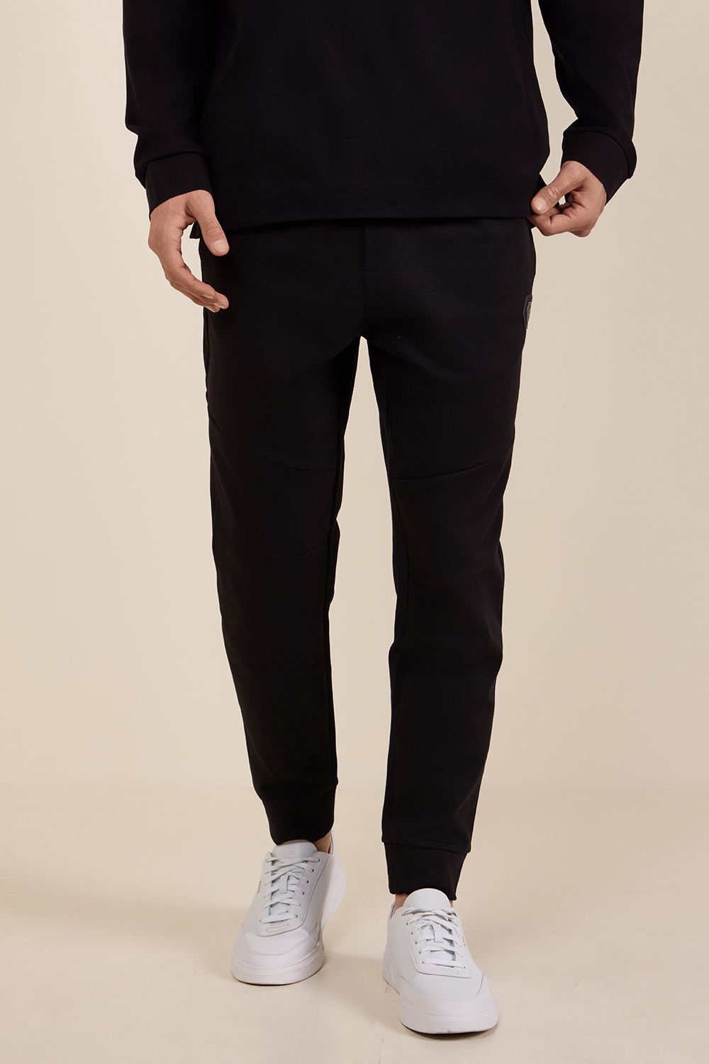 תמונת דוגמן קידמית של מכנסי ג'וג