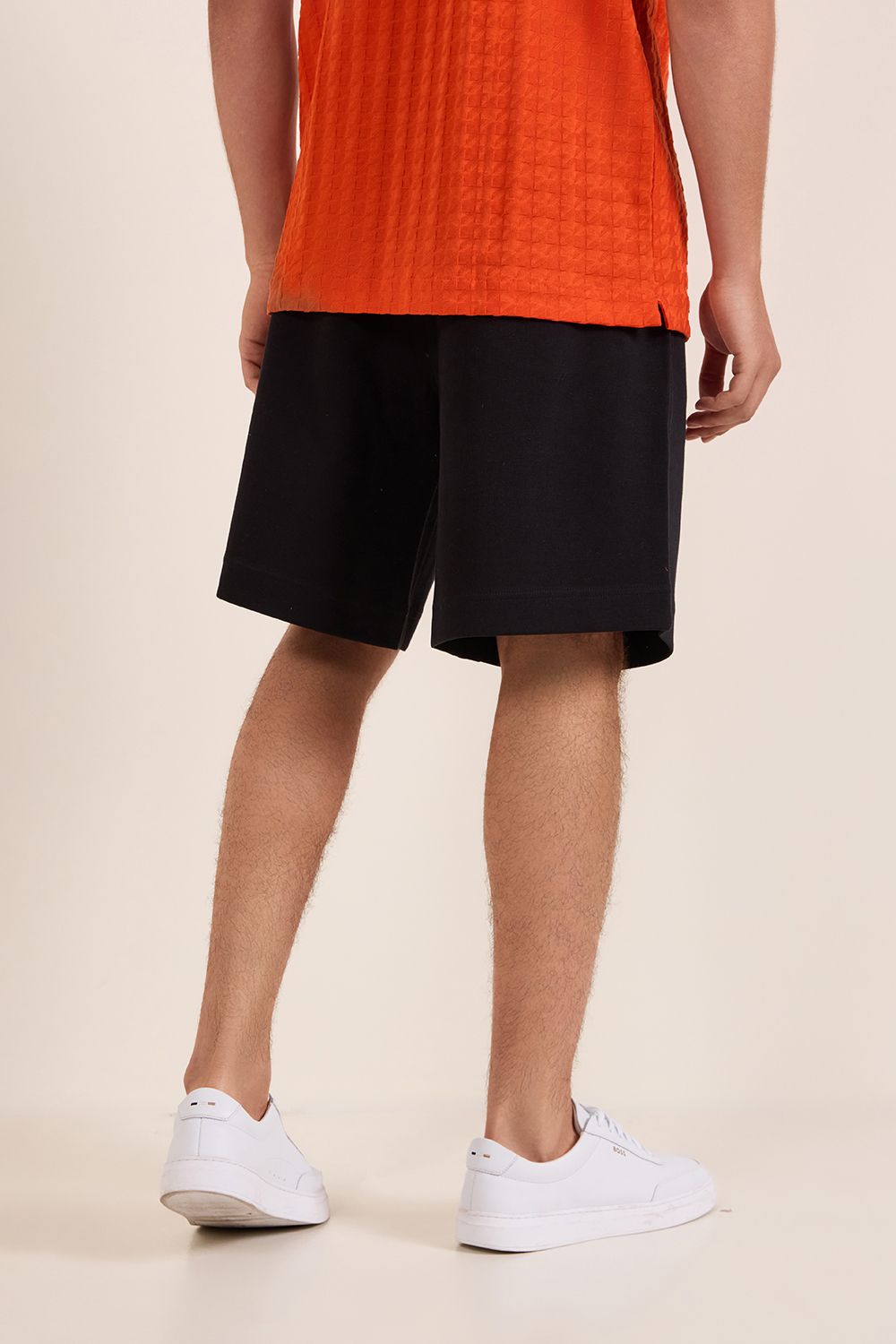 תמונת דוגמן אחורית של מכנסי ג'וג קצרים