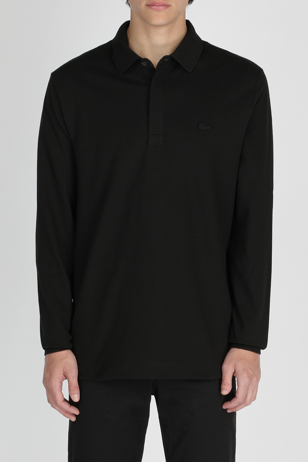 תמונת דוגמן קידמית של חולצת פולו שחורה ארוכה עם לוגו