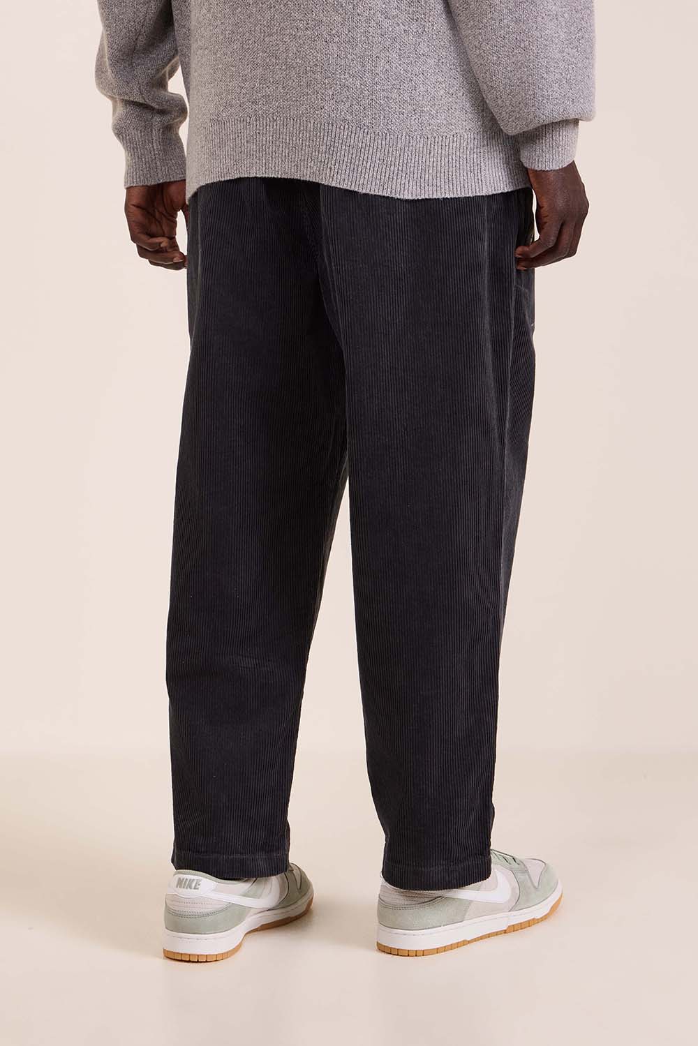 תמונת דוגמן אחורית של מכנסי קורדרוי