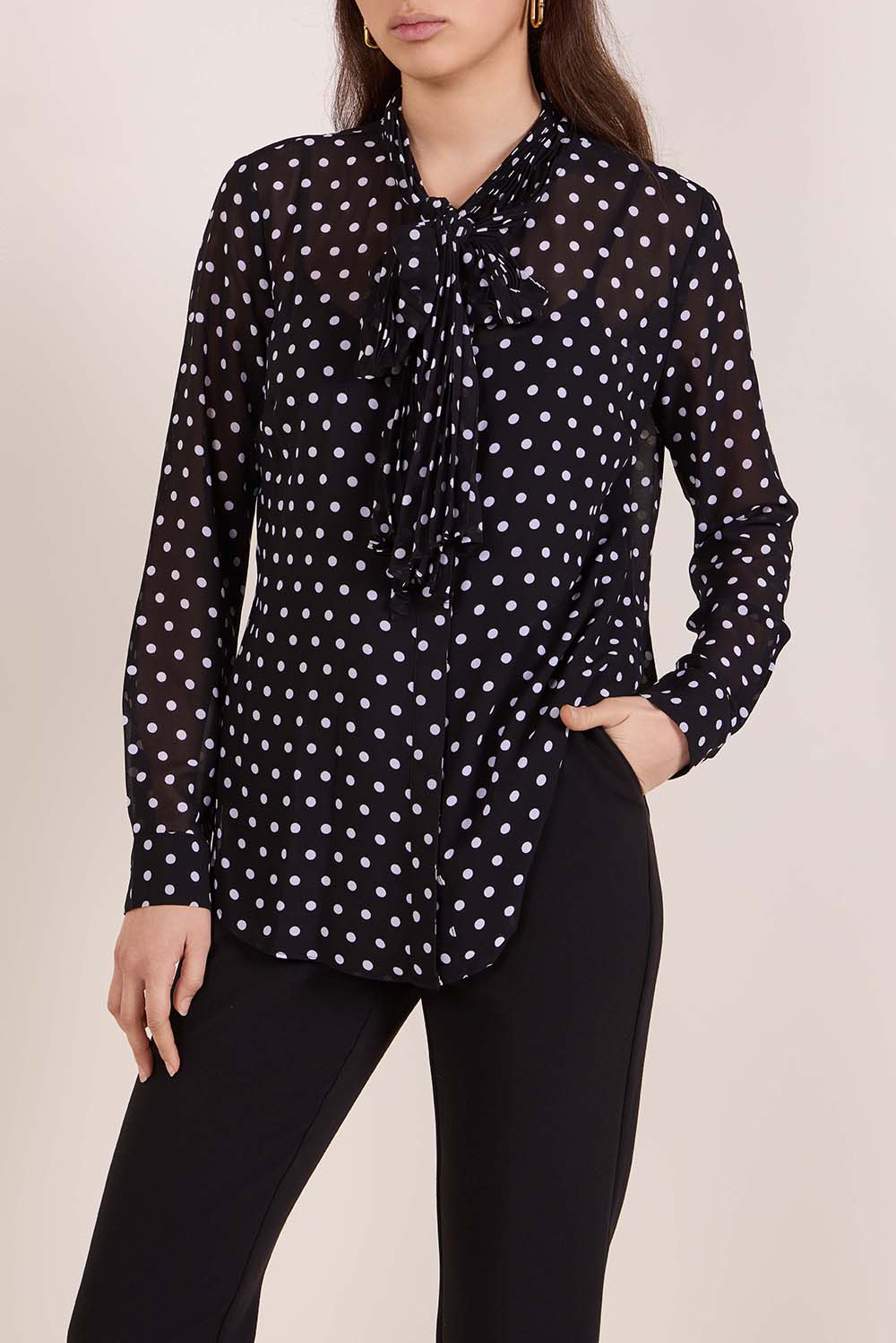 תמונת דוגמן קידמית של חולצת שיפון נקודות