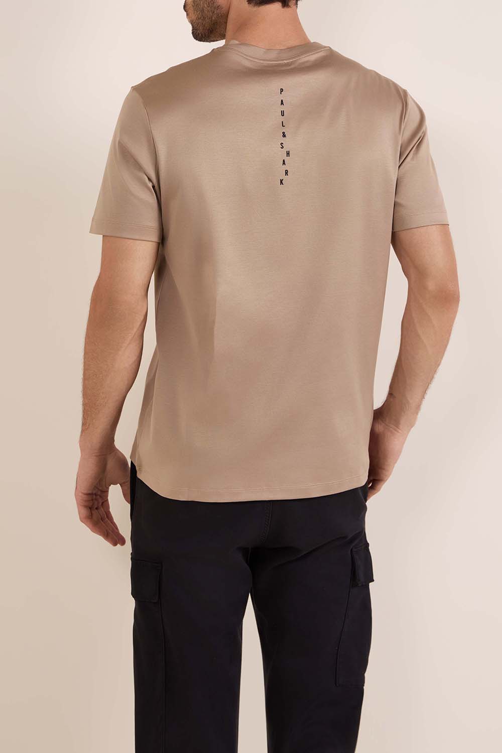 תמונת דוגמן אחורית של חולצת טי