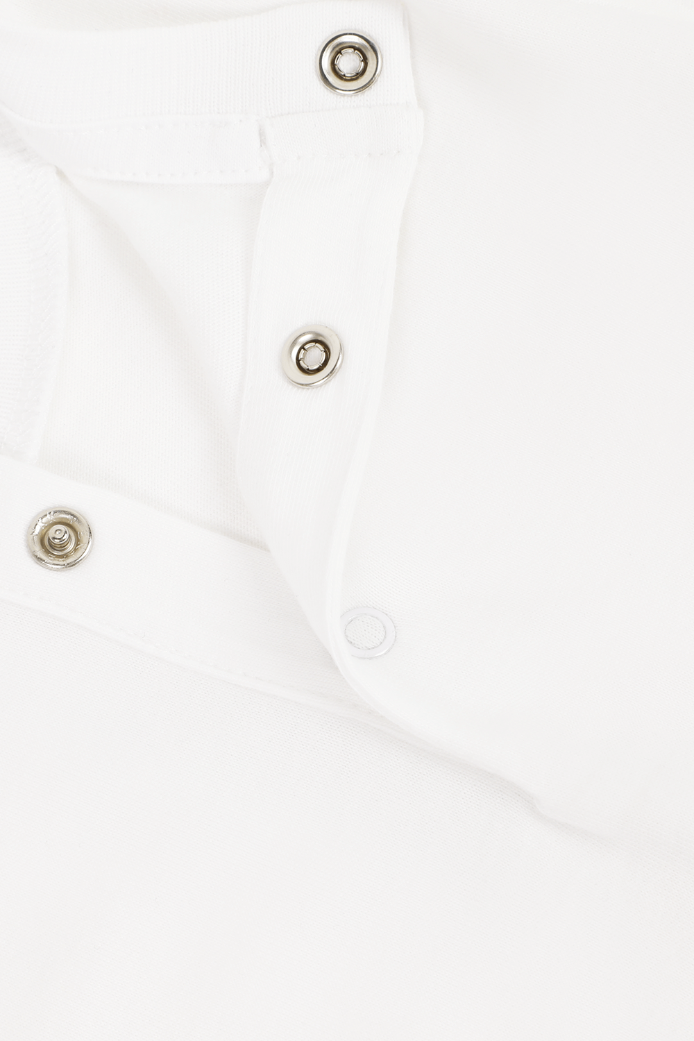 תמונת תקריב של גילאי 3-24 חודשים אוברול לבן קצר עם הדפס הפרש