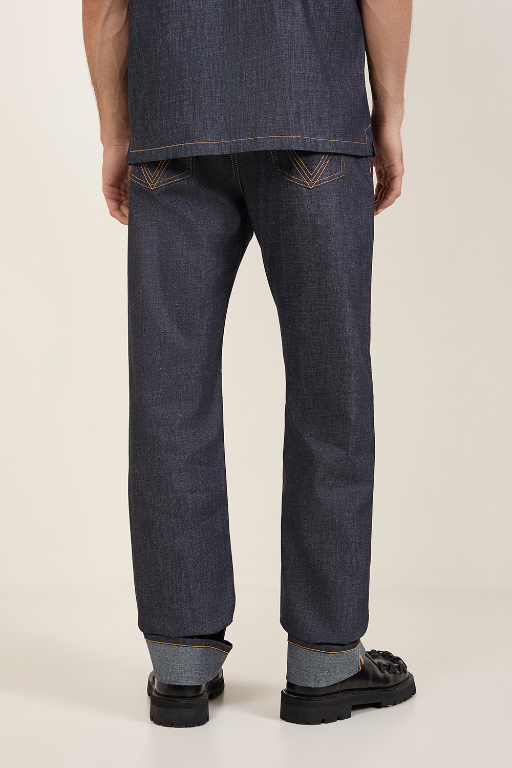 תמונת דוגמן אחורית של מכנסי ג'ינס בגזרה רחבה