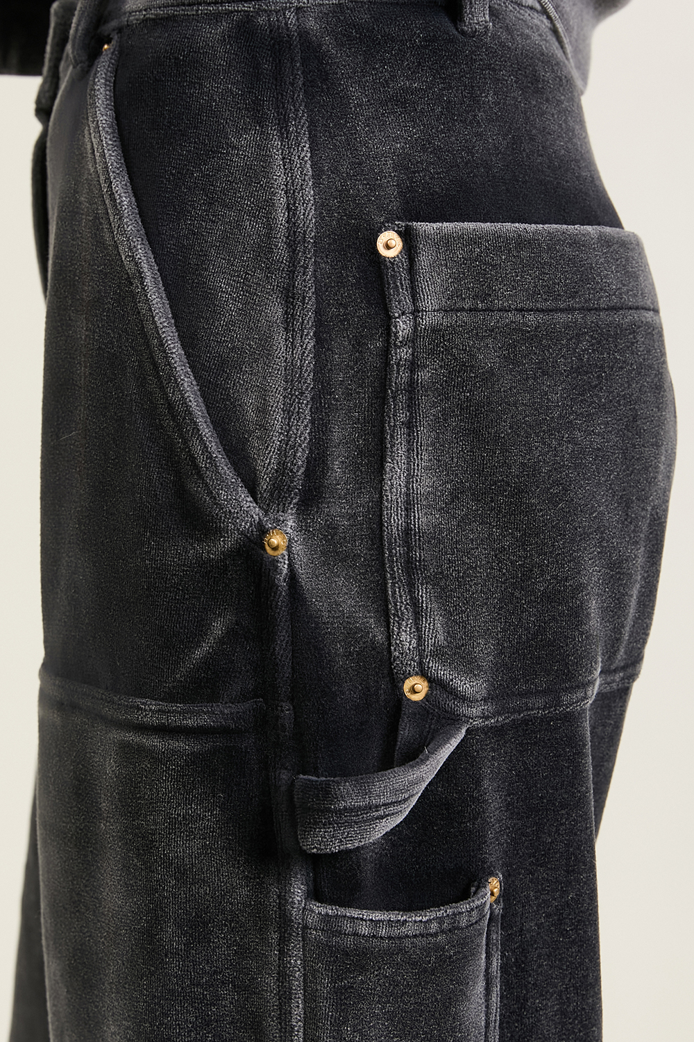 תמונת תקריב דוגמן של מכנסיים רחבים