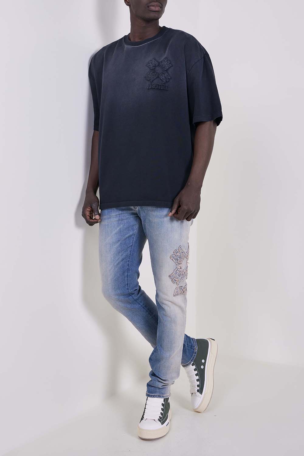 תמונת דוגמן קידמית של נעלי סניקרס