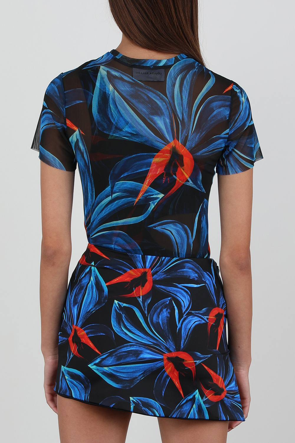 תמונת דוגמן אחורית של חולצת חוף סטרצ'ית קצרה עם הדפס פרחוני