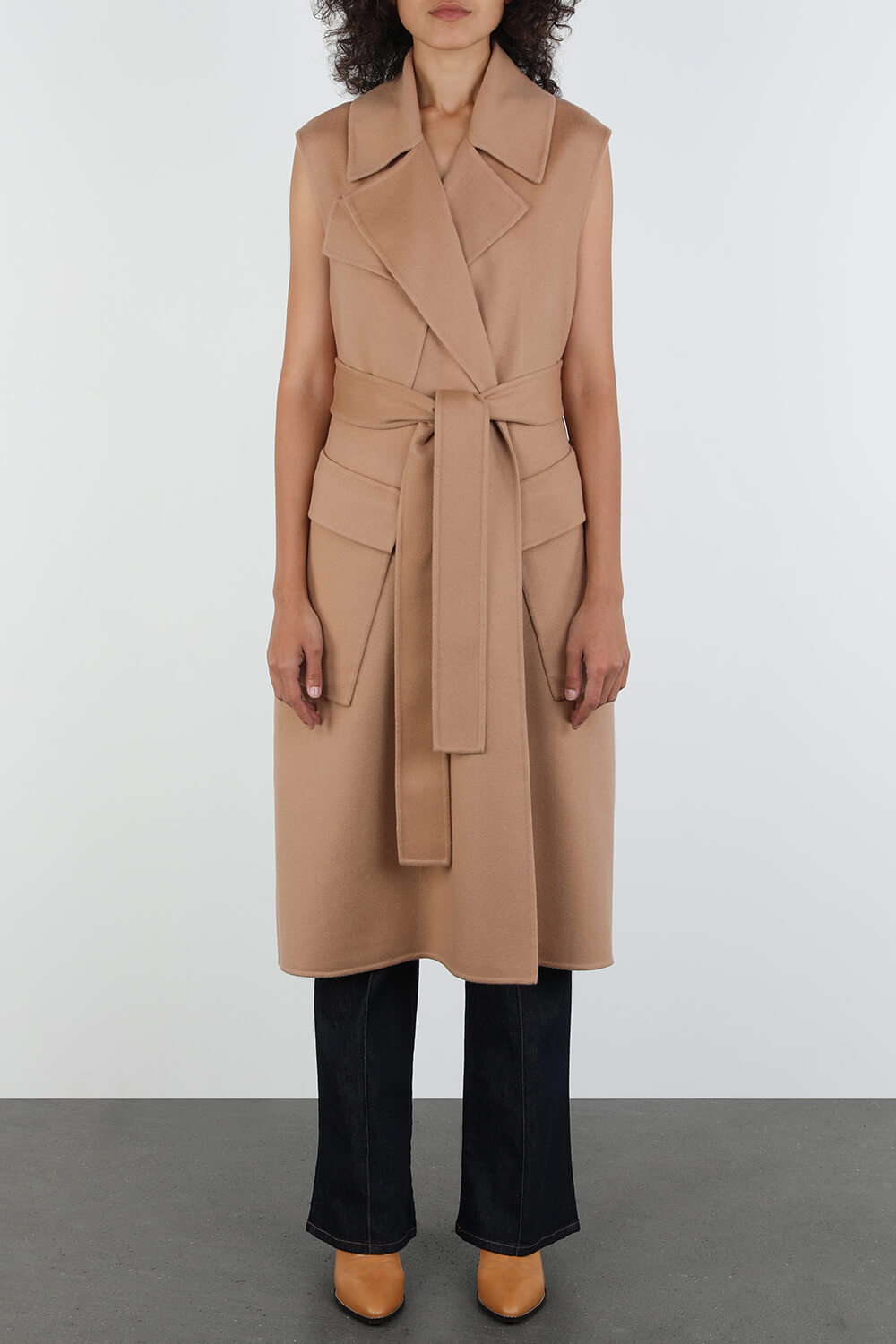 תמונת דוגמן קידמית של שמלת וסט מקשמיר בגוון בז'