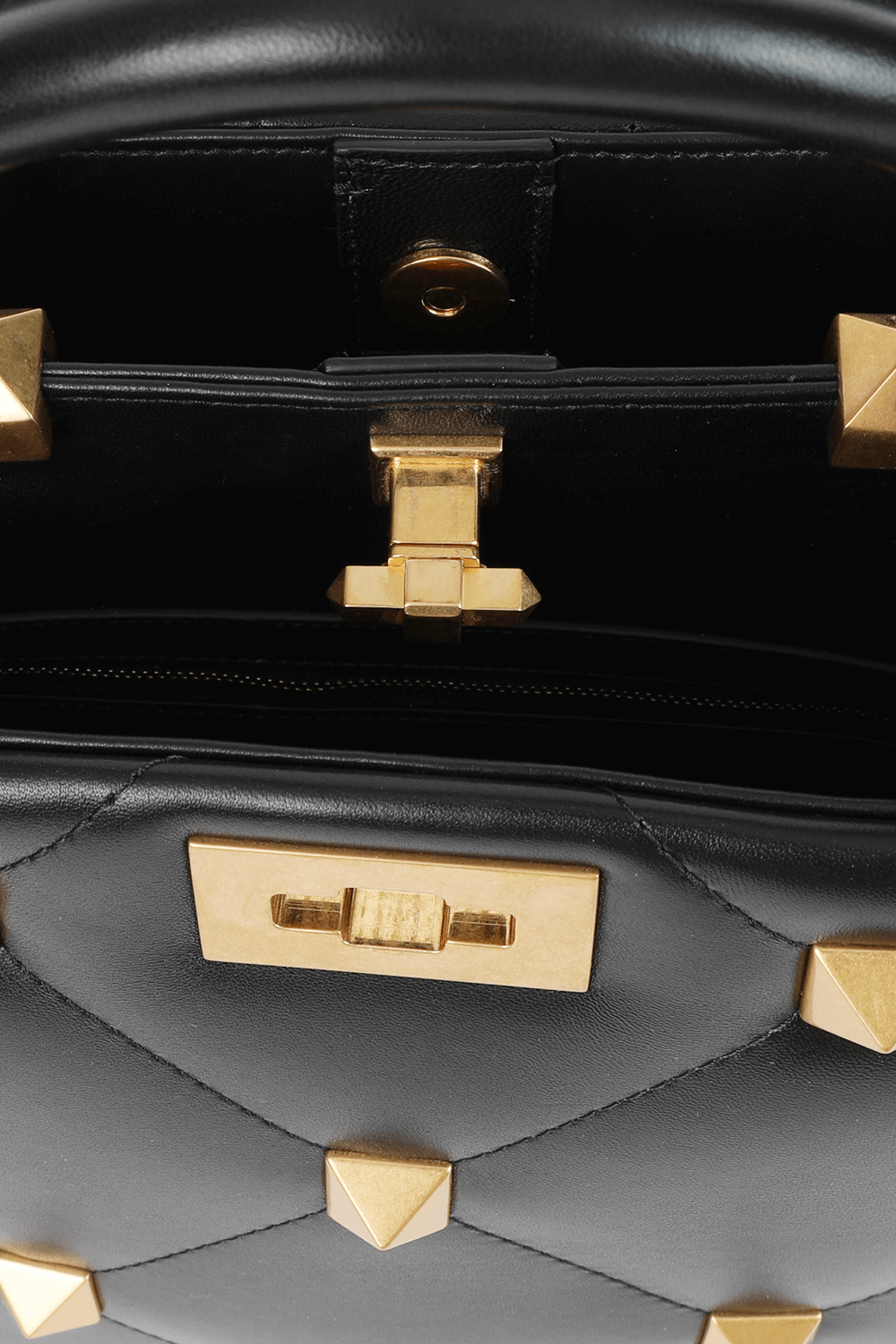 תיק נשיאה מעור שחור עם ניטים זהובים