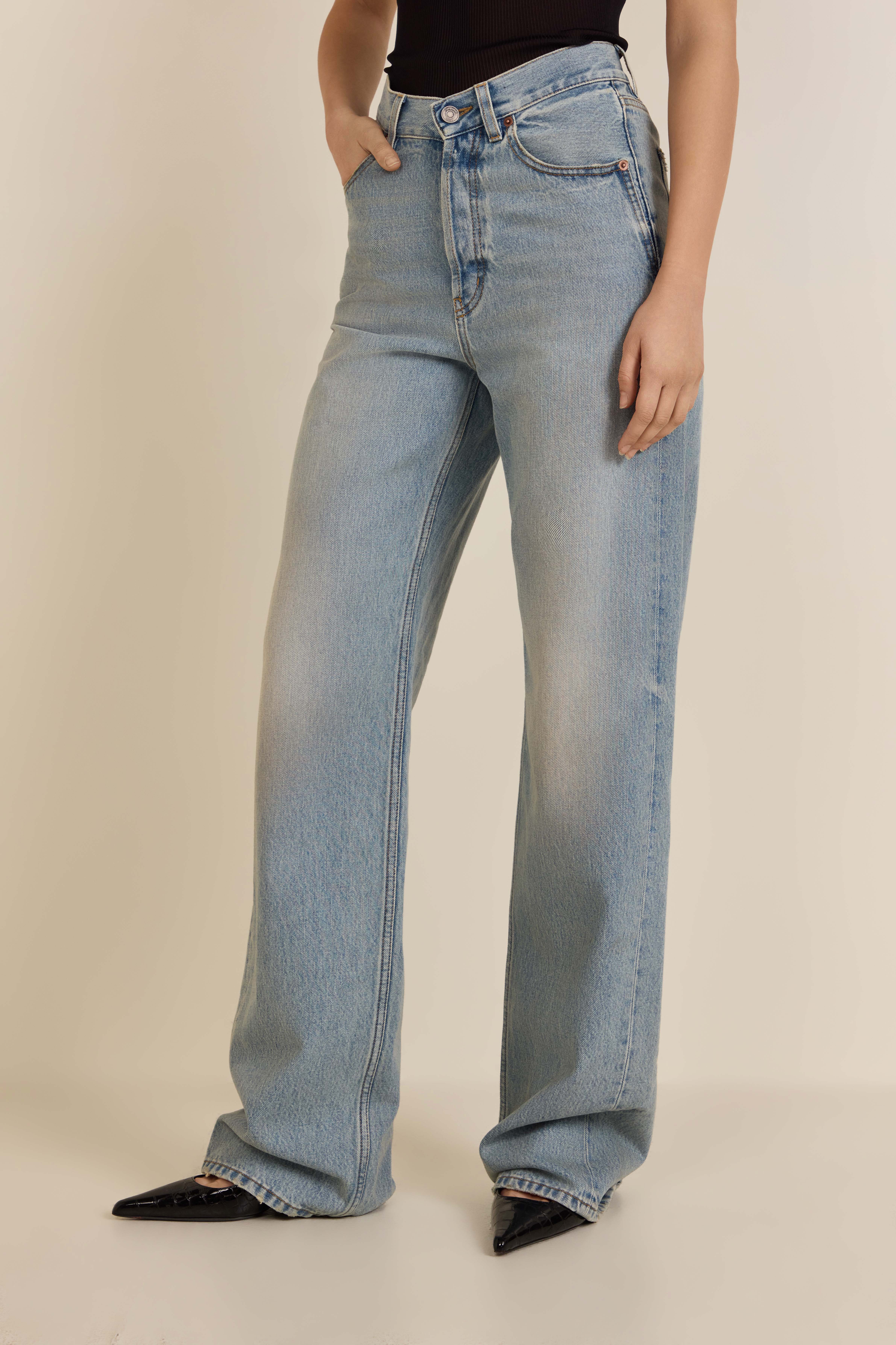 תמונת דוגמן קידמית של מכנסי ג'ינס בגזרה ישרה