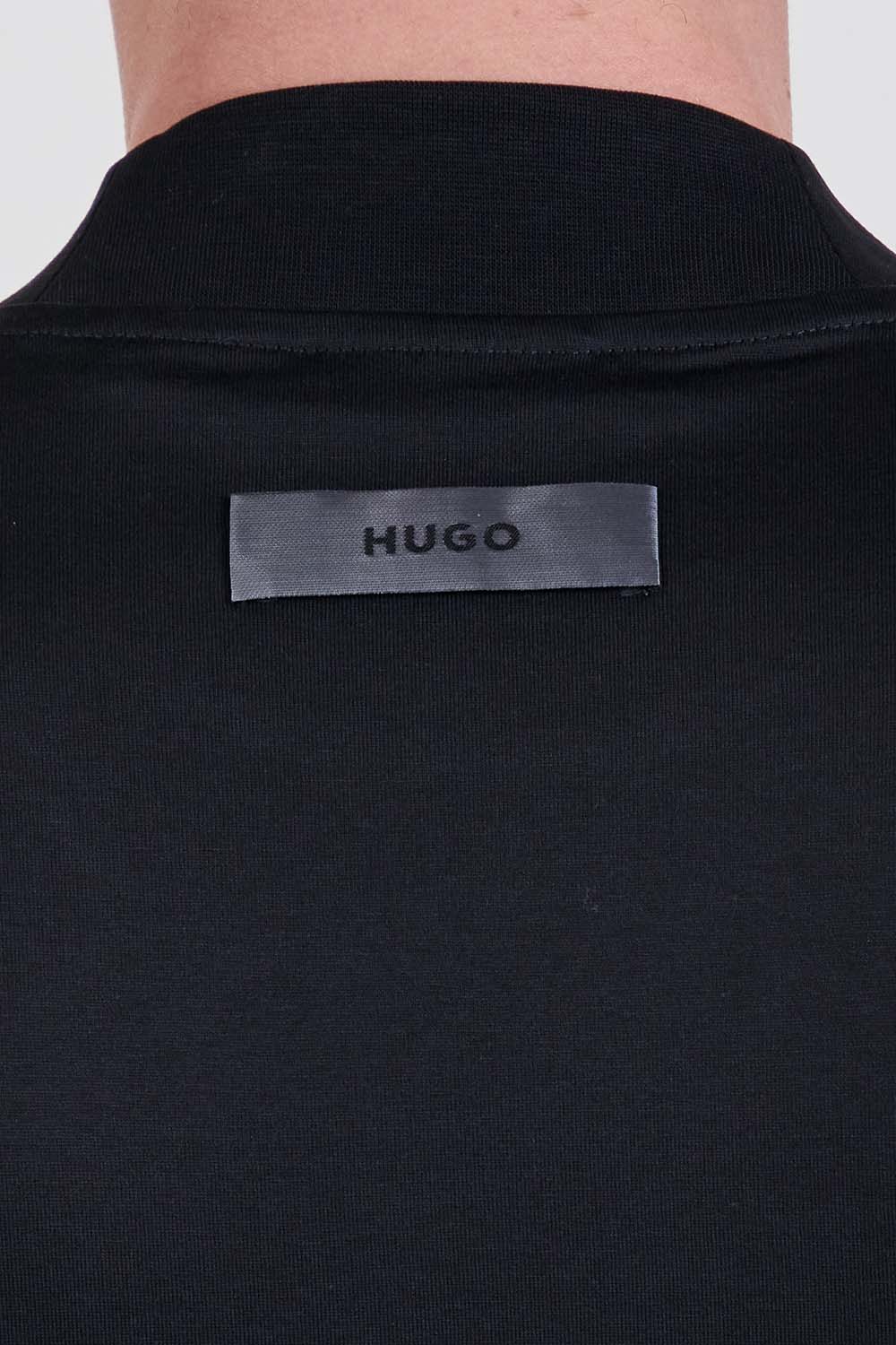 תמונת תקריב דוגמן של חולצת טי בגזרת סלים