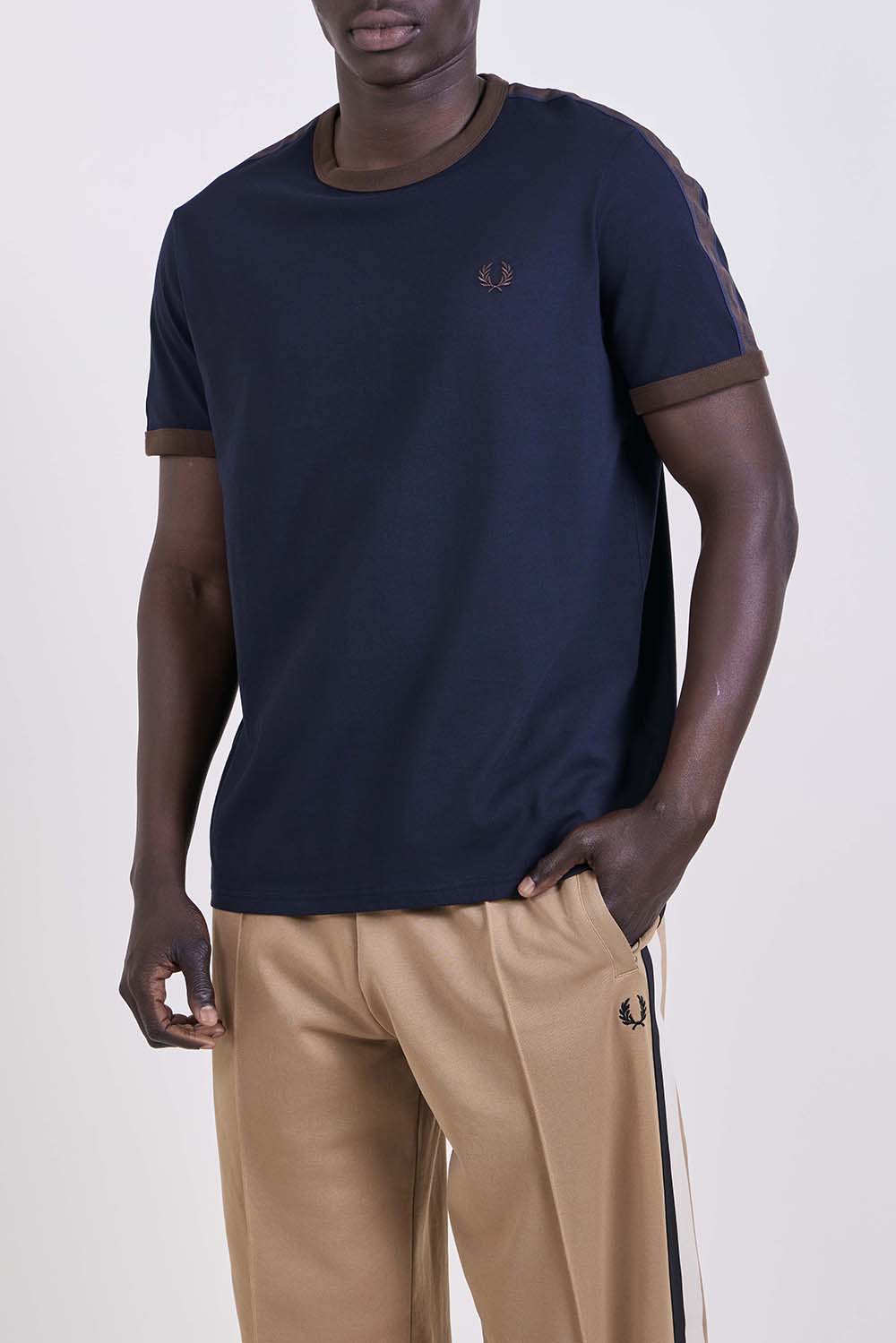 תמונת דוגמן קידמית של חולצת טי