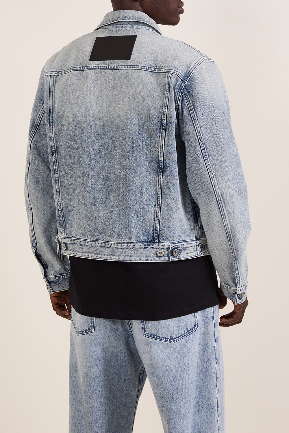 תמונת דוגמן אחורית של ז'קט ג'ינס