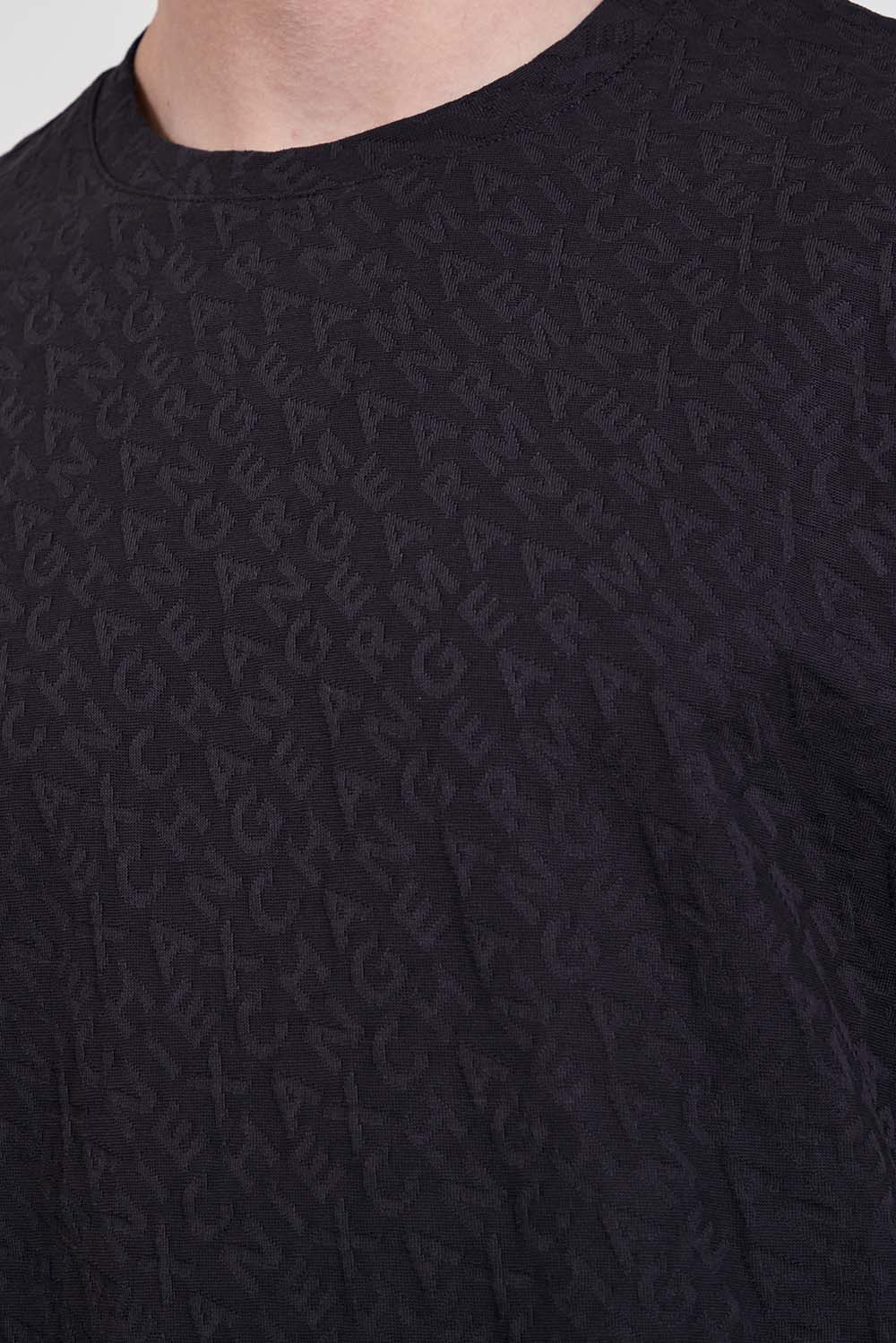 תמונת תקריב דוגמן של חולצת טי בגזרה ישרה