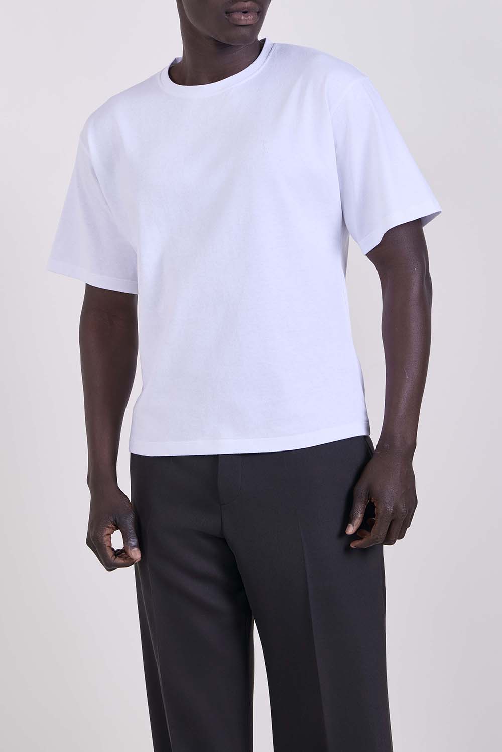 תמונת דוגמן קידמית של חולצת טי בגזרה משוחררת