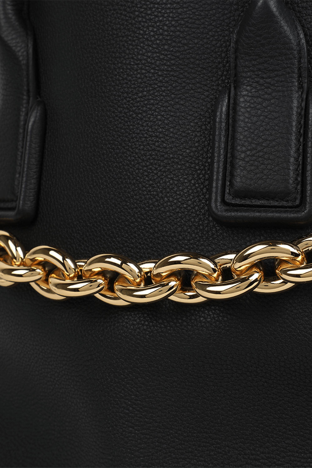 תמונת תקריב של תיק סיינט ג'רמייו שחור עם שרשרת זהובה