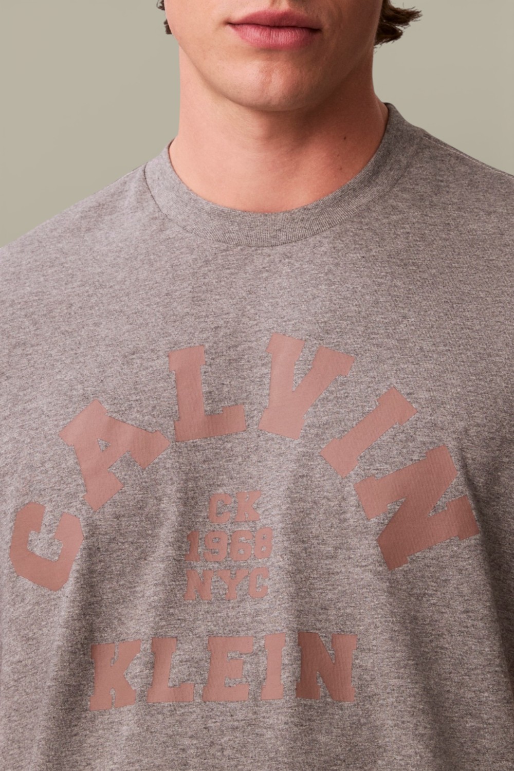 תמונת תקריב דוגמן של חולצת טי