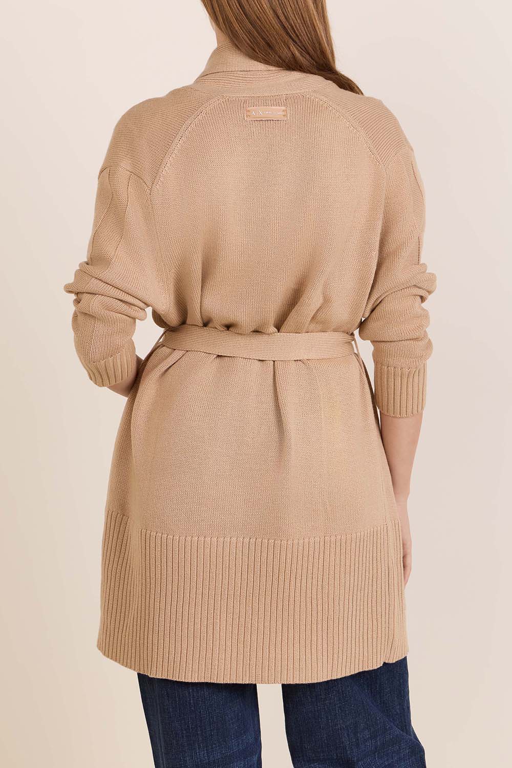 תמונת דוגמן אחורית של קרדיגן ארוך